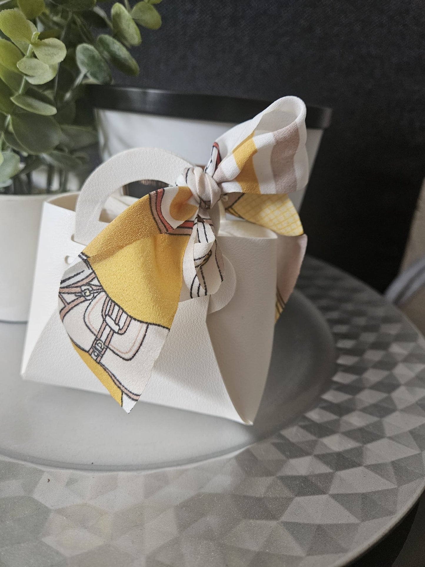 Elegantes Gastgeschenk – Mini-Handtasche mit Schleifenakzent