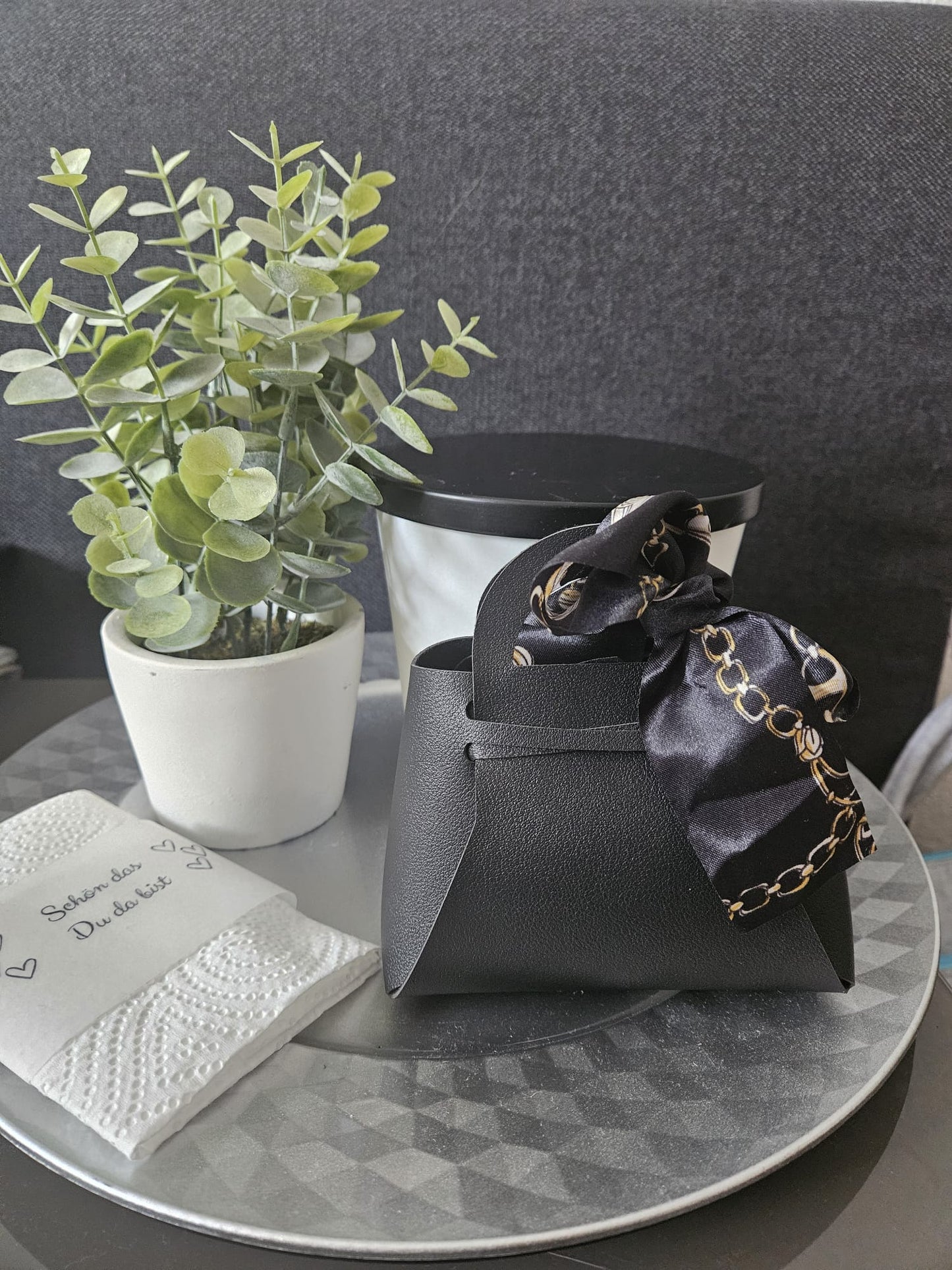 Elegantes Gastgeschenk – Mini-Handtasche mit Schleifenakzent