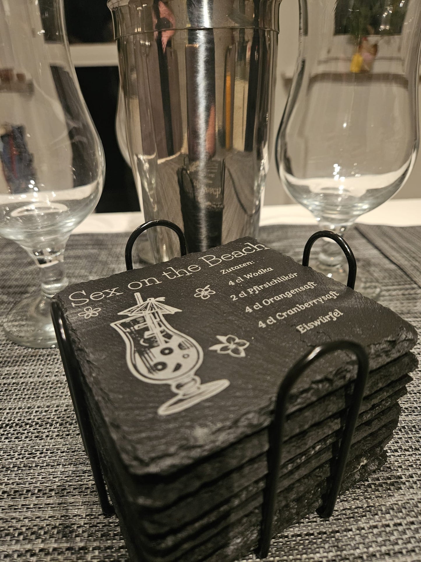 8er Set gravierte Schieferuntersetzer inkl. Ständer
